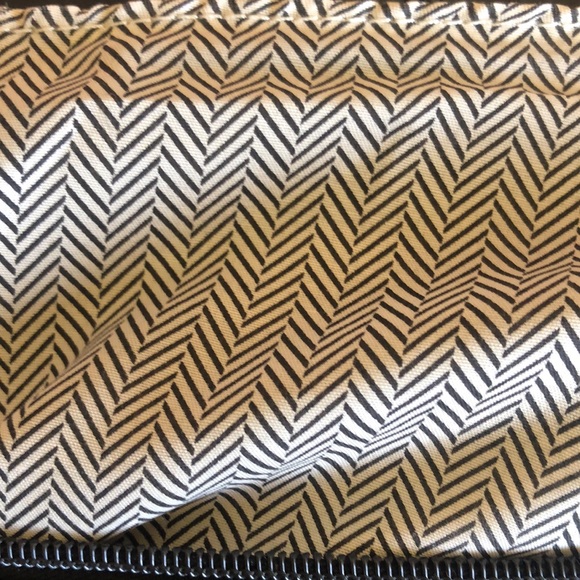 Wristlet Faux leather w/ gunmetal stud detail - Picture 5 of 10